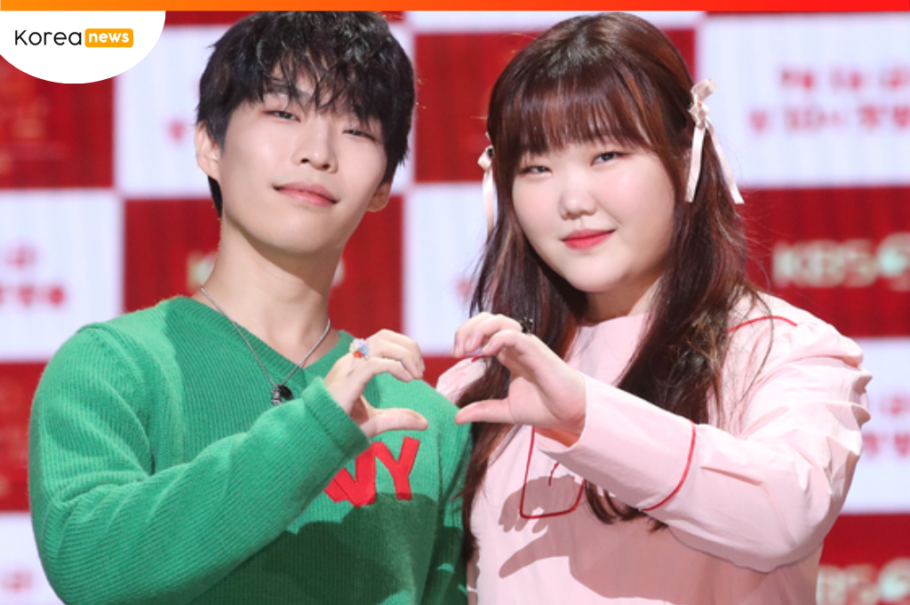 AKMU