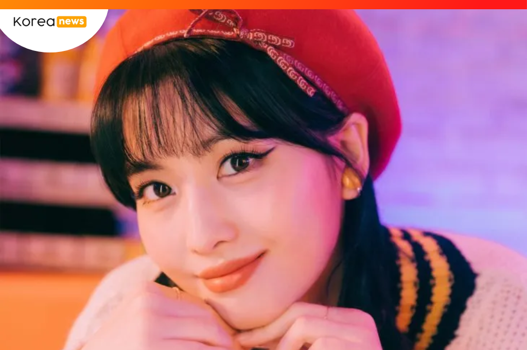 Momo sonriendo